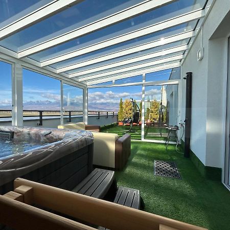 Tatra Billetee Apartman S Luxusnym Vyhladom Na Vysoketatry A Sukromnym Wellness Poprad Luaran gambar